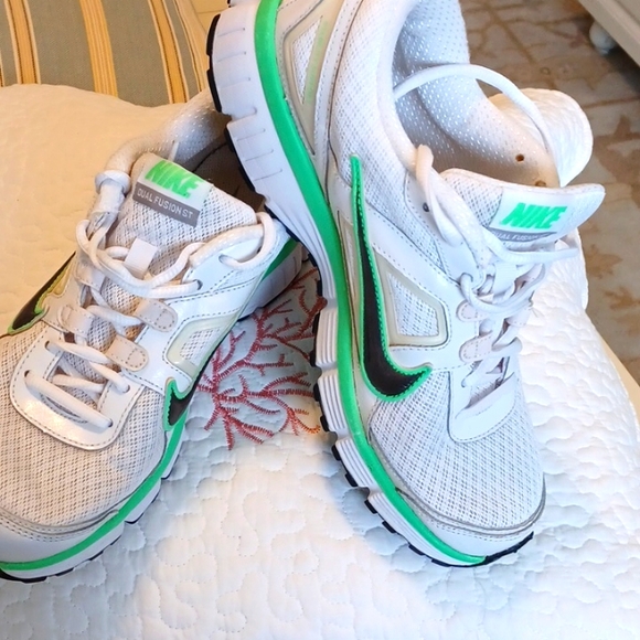 Nike Shoes - Nike Dual Fusion St Sneakers